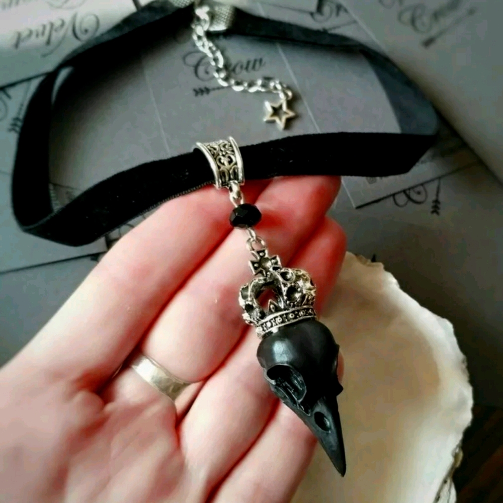 Black Resin Raven skull with Crown on velvet choker - Picture 1 of 2